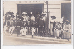 VICHY : Carte Photo De Personnes Devant La Société Générale (banque) Rue Cunin-Gridaine - Très Bon état - Vichy