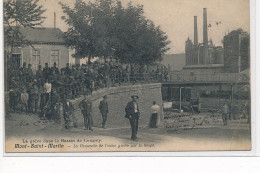 MONT-SAINT-MARTIN : Greve Bassin De Longwy La Passerelle De L'usine Gardée Par La Troupe - Etat - Mont Saint Martin