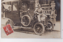 PARIS : Carte Photo D'un Taxi (automobile) (marchand De Journaux Et Cartes Postales - état (collée Dans Un Album) - Transport Urbain En Surface