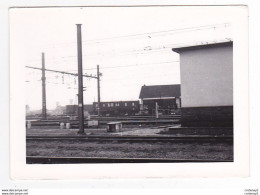 PHOTO Originale TRAINS Wagon Ou Voiture De Train Parc SNCF Dans Les Années 60 - Trains