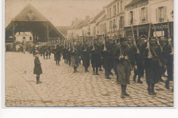 MILLY La FORET : Pharmacie Centrale, Defile Militaire - Etat - Milly La Foret