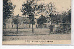 BAUVAIS-sous-MATHA : La Place, Voiture, Beauvais - Tres Bon Etat - Autres & Non Classés