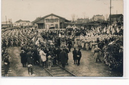 CARTE PHOTO A LOCALISER : Ceremonie Militaire, Hotel De La Gare - Tres Bon Etat - Photos