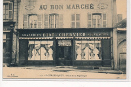 SAINT-GERAND-le-PUY : Place De La Republique, "au Bon Marché" - Tres Bon Etat - Sonstige & Ohne Zuordnung