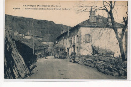 CARLAT : Arrivée Des Autobus Devant L'hotel Laborie - Tres Bon Etat - Carlat