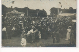 DOURDAN  : Carte Photo D'une Fete Foraine, Manege - Etat - Other & Unclassified