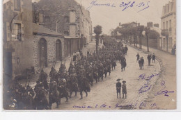 GRANVILLE : Carte Photo De Militaires Traversant La Ville En 1906 - Très Bon état - Granville