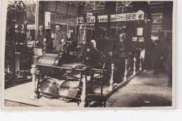 ALCOOL - BIERE : Carte Photo D'un Stand D'exposition A  Bruxelles (BELGIQUE) "la Bière Est Une Boisson Saine !" - TBE - Otros & Sin Clasificación