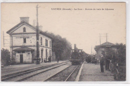 VAYRES : La Gare - Arrivée Du Train De Libourne - Très Bon état - Autres & Non Classés