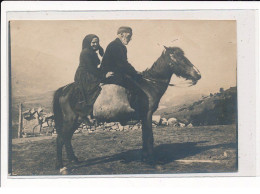 Vieil Homme Et Sa Femme Sur Un Cheval - Très Bon état - Autres & Non Classés