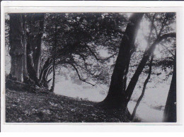 LYONS LA FORET : Carte Photo D'un Bord De Rivière - (procédé Photo Rare) - Très Bon état - Lyons-la-Forêt