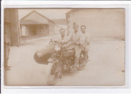 MOTO : Lot De 2 Cartes Photo De Militaires Au Camp De Mourmelon Dont Une Avec Un Side Car - Très Bon état - Motorfietsen