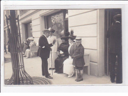 VICHY : Carte Photo D'un Groupe De Personnes Devant La Banque De La Société Générale - Très Bon état - Vichy