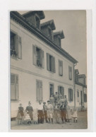 A LOCALISE : Carte Photo - Groupe De Personnes Devant Une Maison - Très Bon état - Straatsburg