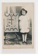 Carte Photo - Petite Fille - Présentoir à Couture - Très Bon état - Autres & Non Classés