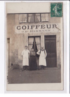 A LOCALISER : Carte Photo D'un Salon De Coiffure HERMANN (cachet De Départ De Seine Et Marne) - Très Bon état - Other & Unclassified