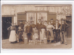 A LOCALISER : Carte Photo De L'intérieur D'une Ferme - (lait) - Bon état - Autres & Non Classés