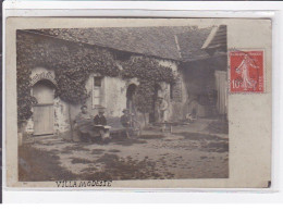 MEZIERES EN DROUAI : Carte Photo D'un Intérieur De Ferme (bois - Homme Sciant Une Buche) - Très Bon état - Autres & Non Classés