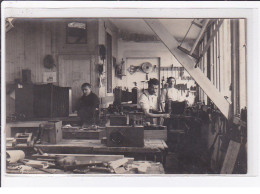 PARIS ? : Carte Photo D'un Atelier De Fabrication De Chambre Noire (matériel Photographique - Menuisier)- Très Bon état - Photographs