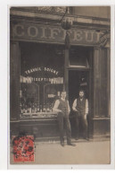 PARIS : Carte Photo Du Salon De Coiffure AUGUSTE (coiffeur) Au 4 Rue Pergolese - Bon état (traces Au Dos) - Distrito: 16