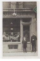 PARIS : Carte Photo Du Salon De Coiffure ARTHUR (coiffeur Au 46 Avenue Du Maine) - Bon état (adhérence Au Dos) - Distretto: 15