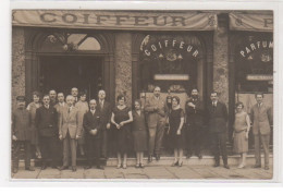 PARIS : Carte Photo Du Salon De Coiffure (coiffeur) Au 10 Place De La Madeleine (photo Cassan) - Très Bon état - Paris (08)