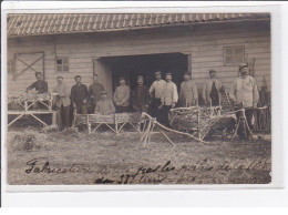 VERSAILLES : Carte Photo De Militaires Fabricant Des Lits - Très Bon état - Versailles