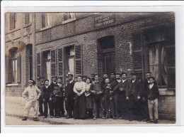 A LOCALISER : Carte Photo De L'estaminet CAMBRAY HENNEBIQUE "mieux Vaut Içi Qu'en Face" - état (trace Au Dos) - Other & Unclassified