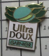 3417 Pin's Pins / Beau Et Rare / MARQUES / SHAMPOING ULTRA DOUX GARNIER - Markennamen