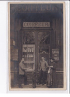 LYON : Carte Photo Du Salon De Coiffure COLOMBAT Au 15 Place Carnot (coiffeur) - Très Bon état - Autres & Non Classés