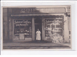 A LOCALISER 67/68 : Carte Photo D'un Salon De Coiffure - Très Bon état - Andere & Zonder Classificatie