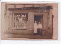 A LOCALISER 67/68 : Carte Photo Du Salon De Coiffure  Henri MUNSCH - Très Bon état - Autres & Non Classés