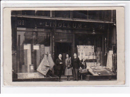 PARIS (a Localiser) : Carte Photo D'un Magasin De Lionoleum - état - Other & Unclassified