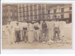 PARIS (a Localiser) : Lot De 6 Cyanotypes Et 1 Carte Photo D'un Chantier (tailleur De Pierre)- Très Bon état - Altri & Non Classificati