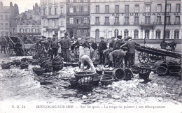 62 - Pas De Calais - BOULOGNE  Sur MER - Sur Les Quais - Le Triage Du Poisson A Son Débarquement - Boulogne Sur Mer