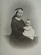 Photo Cdv E. Villette, Paris - Bébé Et Sa Nourrice, Pierre Martelet, Vers 1865 L679 - Old (before 1900)