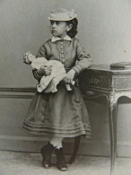 Photo Cdv E. Villette, Paris - Madeleine Martelet Et Sa Poupée, Second Empire En 1869 L679 - Antiche (ante 1900)