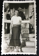 Jeune Homme Travesti Homme Habillé En Femme Gitane Photo Originale Snapshot 7cm X11cm - Personnes Anonymes