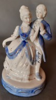 Figurine En Porcelaine Opaque, Vitrifiée Blanche Et Bleue Avec Dorure, Style Victorien. Couple Dansant. - Altri & Non Classificati