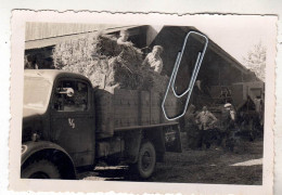 PHOTO  GUERRE  CAMION ALLEMANDE AVEC DES BOTTES DE BLE - Krieg, Militär