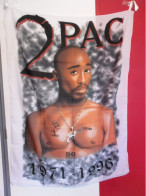 2PAC TUPAC 2 PAC Drapeau 100 % Polyester Format Environ 90 Cm X 140 Cm - Sonstige & Ohne Zuordnung