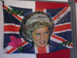 LADY DI DIANA Drapeau 100 % Polyester Format Environ 90 Cm X 140 Cm 1961 1997 - Otros & Sin Clasificación