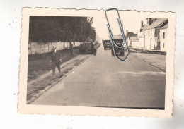 PHOTO  GUERRE  TANK PANZER CHAR 2 B ET CAMIONS DANS UNE RUE EN FRANCE 1940 - Guerra, Militares