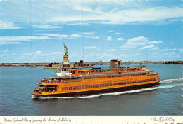 MO-24-366 : BATEAU TOURISTIQUE. STATEN ISLAND FERRY PASSING THE STATUE OF LIBERTY - Traghetti