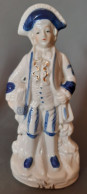 1 Figurine  En Porcelaine Vitrifiée Blanche Et Bleue Style Victorien. Personnage Homme Avec Chapeau Bleu.  Hauteur 16cm - Autres & Non Classés