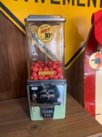 Gumball Candy Dispenser Atlas / Gumball Distributeur De Bonbon Atlas - Roerstokjes