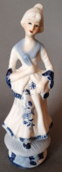 1 Figurine  En Porcelaine Non Vitrifiée Blanche Et Bleue Style Victorien. Personnage Femme.  Hauteur 15cm - Other & Unclassified