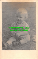 R528659 Baby In Light Colour Clothes Sitting In Grass - Wereld