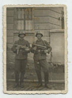 Soldiers With Helmets For Foto  Jh57-39 - Personnes Anonymes