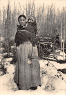 MO-24-384 :  INDIENNE DENE DANS LES FORETS DU NORD-OUEST CANADIEN - Andere & Zonder Classificatie